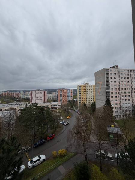 PREDAJ – Dizajnový 1,5-izbový byt po kompletnej rekonštrukcii  - Paneláky na Hanulovej ulici v Bratislave - Dúbravke s oblačnou oblohou.