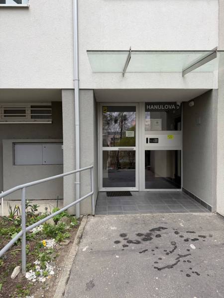PREDAJ – Dizajnový 1,5-izbový byt po kompletnej rekonštrukcii  - Vchod do bytového domu na Hanulovej ulici v Bratislave - Dúbravke.