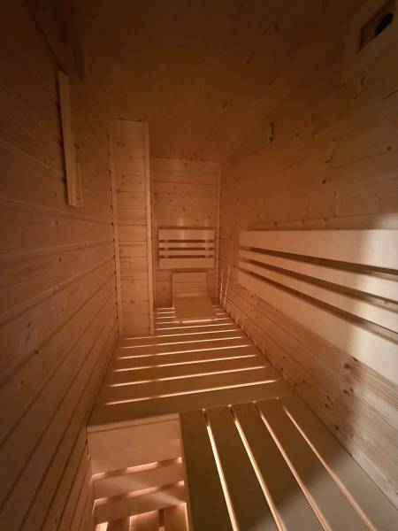 PREDAJ – Dizajnový 1,5-izbový byt po kompletnej rekonštrukcii  - Drevená sauna s lavicami, intímne osvetlenie, vhodné na relaxáciu a odpočinok.