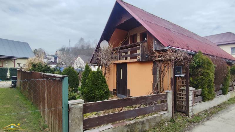 Čadca-Horelica | samostatná stavba s wellness zónou, sauna, krb - Rodinný dom na ulici Horelica v Čadci s dreveným plotom a upravenou záhradou.