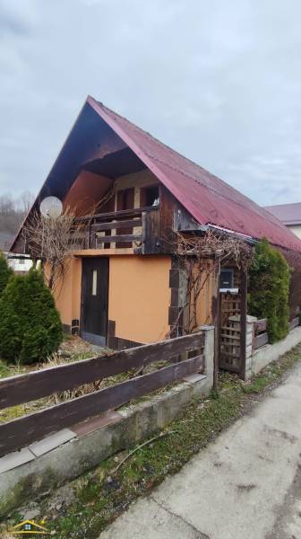 Čadca-Horelica | samostatná stavba s wellness zónou, sauna, krb - Rodinný dom na Horelici v Čadci s červenou strechou a dreveným plotom.