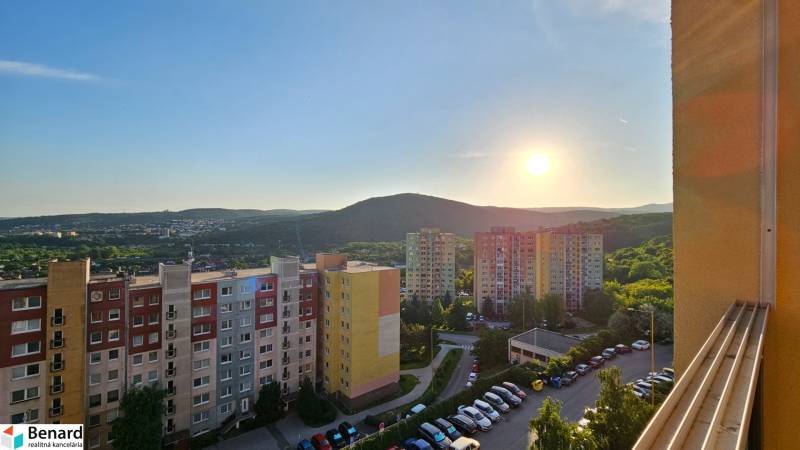 Hľadám pre klienta 1/ 2 - izb. byt na kúpu v Košiciach - Výhľad na sídlisko a západ slnka z bytového domu v Košiciach - mestskej časti Sídlisko Ťahanovce.