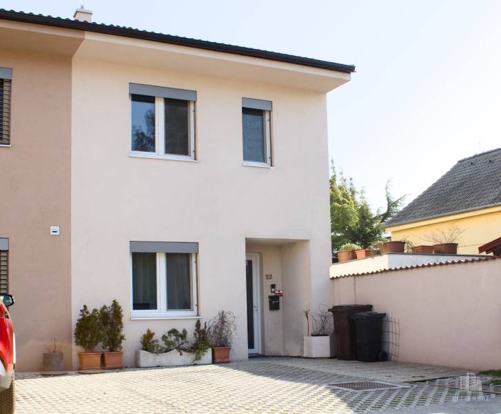 Na predaj nadštandardný 4-izb rodinný dom v BA - Ružinov (Trnávka) - Rodinný dom na Táborskej ulici v Bratislave-Trnávke s kvetináčmi pred dverami.