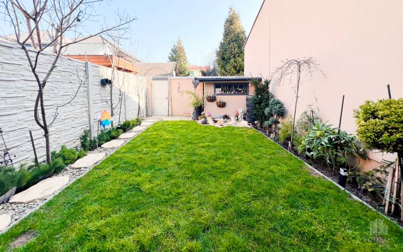 Na predaj nadštandardný 4-izb rodinný dom v BA - Ružinov (Trnávka) - Záhrada pri rodinnom dome na Táborskej ulici v Bratislave - Trnávke so zeleným trávnikom.