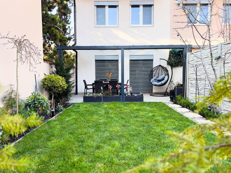 Na predaj nadštandardný 4-izb rodinný dom v BA - Ružinov (Trnávka) - Záhrada rodinného domu na Táborskej ulici v Bratislave - Trnávke s terasou a hojdačkou.