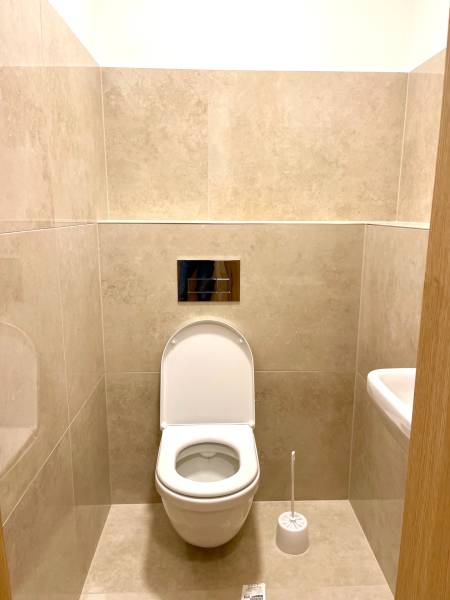 I 3 i byt s parkovaním v rezidenčnom komplexe METROPOLIS - Toaleta s béžovými obkladmi v 3-izbovom byte.