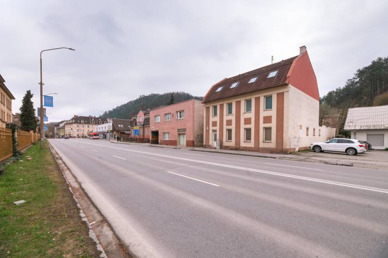 Na predaj zrekonštruovaný dom na Štefánikovej ulici, Trenčín - Rodinný dom na Štefánikovej ulici v Trenčíne s cestou a parkujúcim autom.