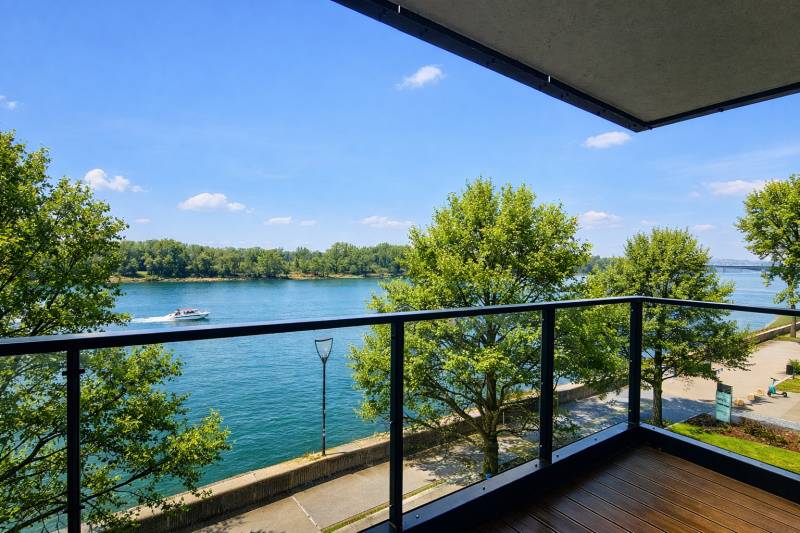 River Park / Luxusný 3-izb. byt s famóznym výhľadom na Dunaj, terasy - Pohľad z balkóna 3-izbového bytu na Dvořákovom nábreží, Bratislava - Staré Mesto.
