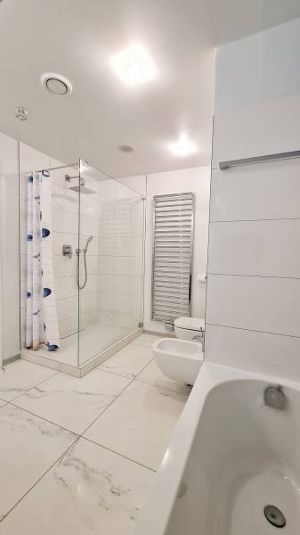 River Park / Luxusný 3-izb. byt s famóznym výhľadom na Dunaj, terasy - Kúpeľňa v 3-izbovom byte s vaňou, sprchovým kútom a bielymi obkladmi.