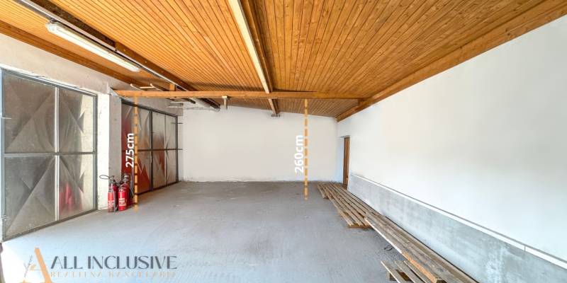 PRAKTICKÉ SKLADOVÉ PRIESTORY  | DOPRAVNÁ | TOPOĽČANY - Vnútorný priestor na ulici Dopravná s vysokými stropmi, sklady a haly.