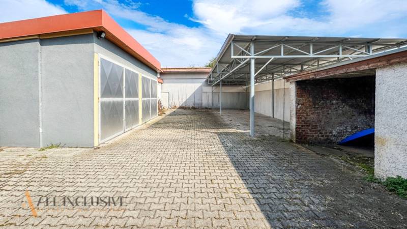 PRAKTICKÉ SKLADOVÉ PRIESTORY  | DOPRAVNÁ | TOPOĽČANY - Plocha s veľkými skladmi a halami na ulici Dopravná, pokrytá betónovou dlažbou.