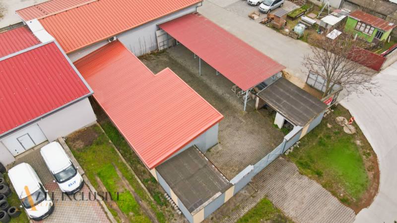 PRAKTICKÉ SKLADOVÉ PRIESTORY  | DOPRAVNÁ | TOPOĽČANY - Budovy so skladmi a halami sú pri ulici Dopravná, parkovisko s dodávkami.