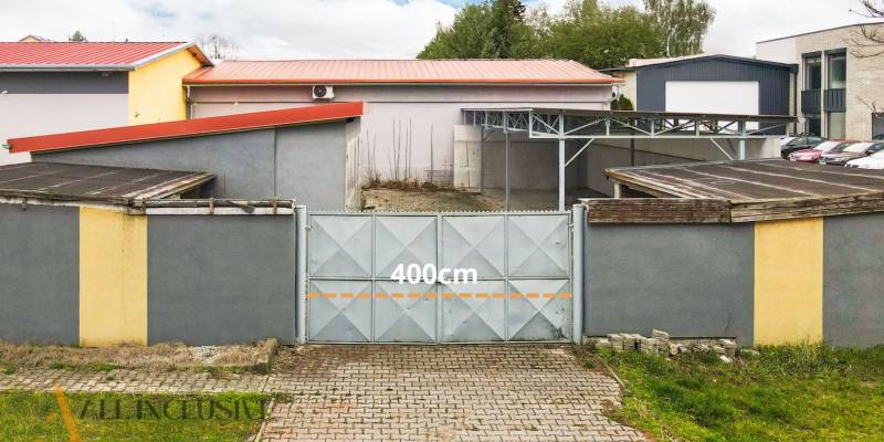 PRAKTICKÉ SKLADOVÉ PRIESTORY  | DOPRAVNÁ | TOPOĽČANY - Dvojkrídlová brána na ulici Dopravná, vedľa sklady a haly, s otvorom 400 cm.
