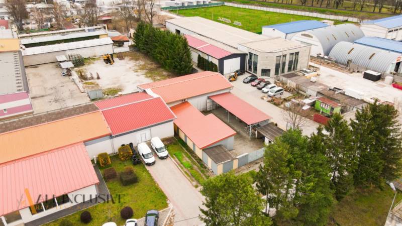 PRAKTICKÉ SKLADOVÉ PRIESTORY  | DOPRAVNÁ | TOPOĽČANY - Areál na ulici s množstvom skladov a hal, vhodný na priemyselné účely.