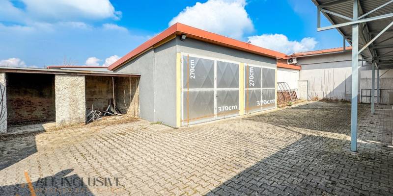 PRAKTICKÉ SKLADOVÉ PRIESTORY  | DOPRAVNÁ | TOPOĽČANY - Zastrešená plocha s oceľovými podperami, garáž a otvorený priestor na ulici Dopravná.