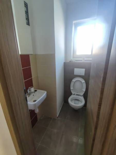 PREDAJ – 4-izbový rodinný dom v radovej zástavbe s garážou - Kúpeľňa v rodinnom dome s umývadlom a toaletou, dlažba na podlahe.