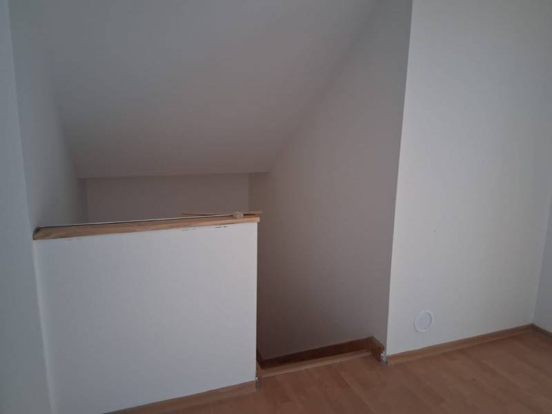 PREDAJ – 4-izbový rodinný dom v radovej zástavbe s garážou - Schodisko v rodinnom dome s podlahou s dreveným dekorom.