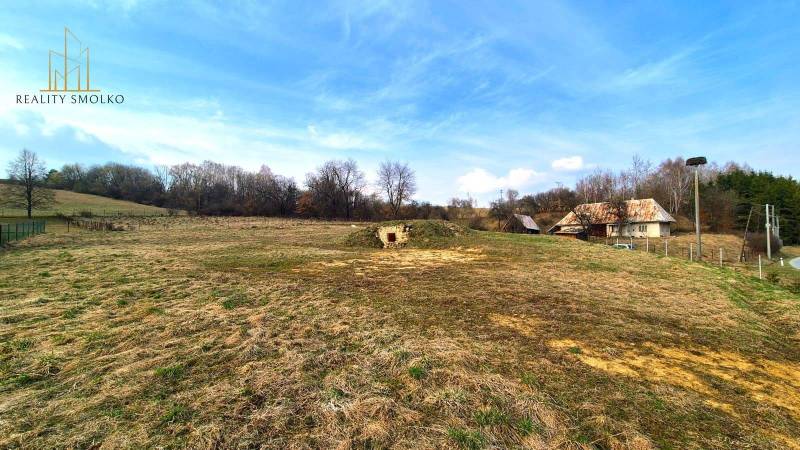 Na predaj POZEMOK na výstavbu rodinného domu - 3346 m², Kečkovce - Pozemky - bývanie v Kečkovciach s vidieckym charakterom a historickým pivničným vstupom.