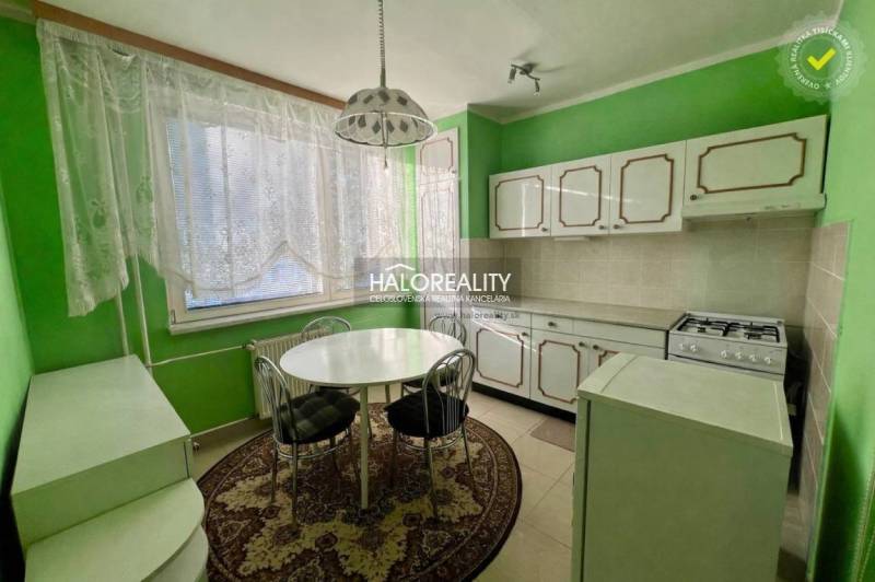 REZERVOVANÉ - Predaj, trojizbový byt Bojnice, Lúčky ... - Kuchyňa v 3-izbovom byte s okrúhlym jedálenským stolom, bielymi skriňami a zelenými stenami.