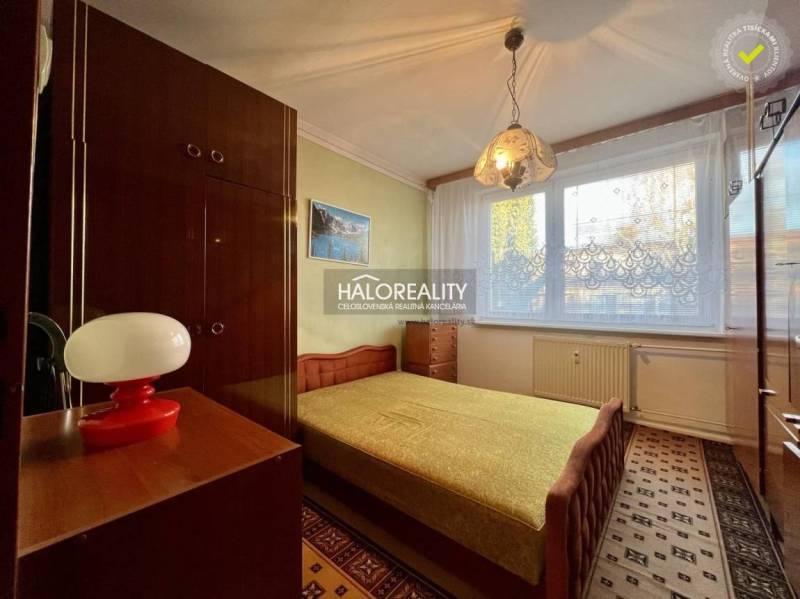 REZERVOVANÉ - Predaj, trojizbový byt Bojnice, Lúčky ... - Spálňa v 3-izbovom byte s veľkým oknom a šatníkovou skriňou.