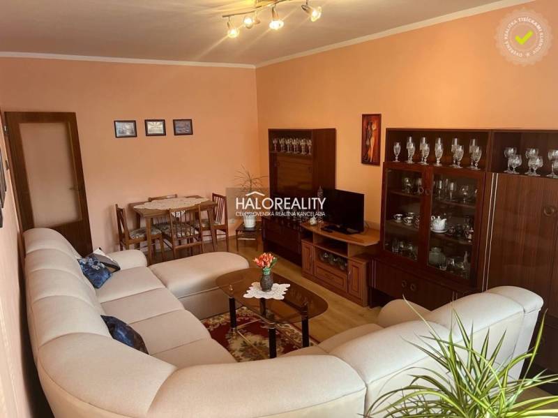 REZERVOVANÉ - Predaj, trojizbový byt Bojnice, Lúčky ... - Obývacia izba v 3-izbovom byte s veľkou sedačkou a stenovou obývačkou.