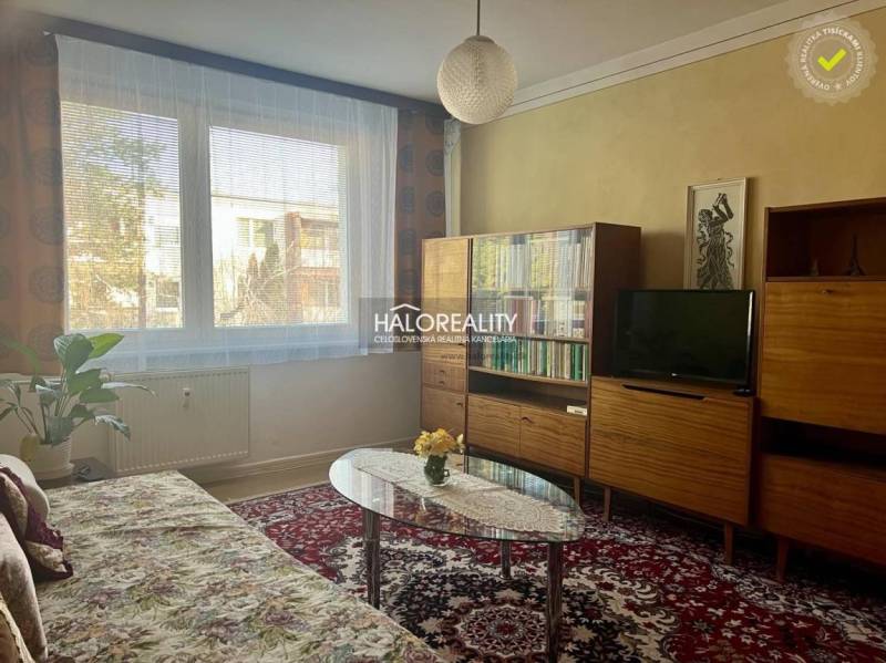 REZERVOVANÉ - Predaj, trojizbový byt Bojnice, Lúčky ... - Obývačka v 3-izbovom byte s kobercom, pohovkou a nábytkom s dreveným dekorom.