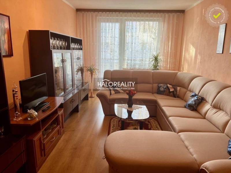 REZERVOVANÉ - Predaj, trojizbový byt Bojnice, Lúčky ... - Obývacia izba s veľkou rohovou sedačkou a podlahou s dreveným dekorom v 3-izbovom byte.