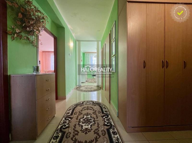 REZERVOVANÉ - Predaj, trojizbový byt Bojnice, Lúčky ... - Interiér 3-izbového bytu s chodbou, zelenými stenami a kobercom na podlahe.