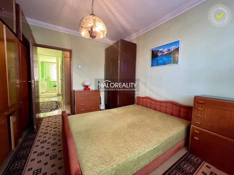 REZERVOVANÉ - Predaj, trojizbový byt Bojnice, Lúčky ... - Spálňa v 3-izbovom byte s manželskou posteľou, skriňami a kobercom.