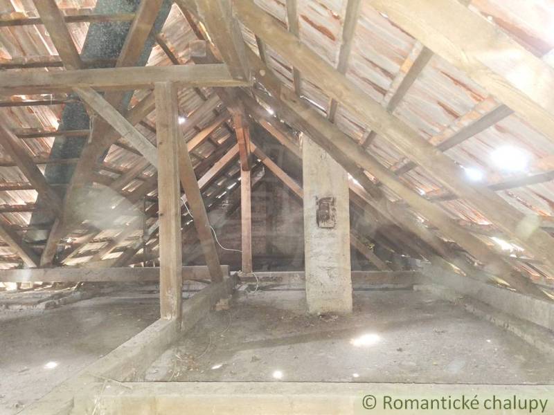 Pôvodný domček v obci Nová Vieska - Podkrovie v rodinnom dome v Novej Vieske s drevenými nosníkmi a šikmou strechou.