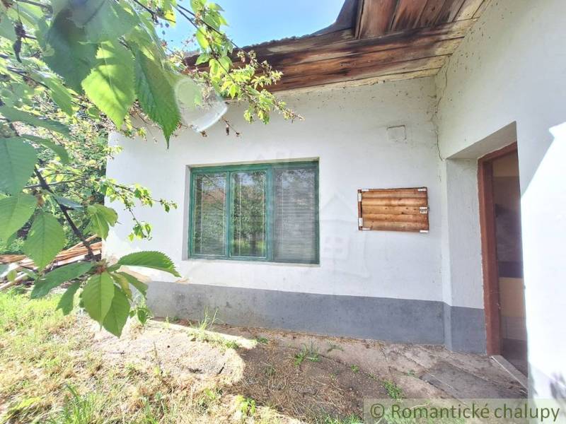 Pôvodný domček v obci Nová Vieska - Rodinný dom v Novej Vieske s tradičnou fasádou a výhľadom na záhradu.