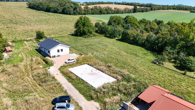 Základová doska na  575 m2 pozemku - Čeľadice  - Dom a okolitá zeleň v Čeľadiciach určené pre pozemky - bývanie.