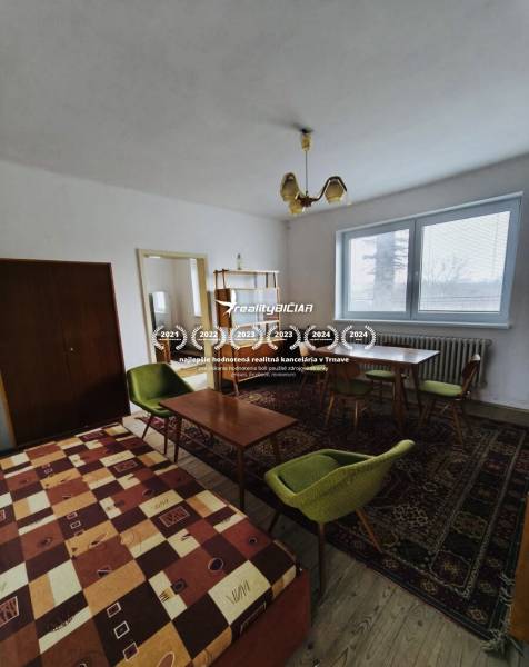 Predaj rodinného domu, Seredská, Seredská, Hlohovec - Jedáleň v rodinnom dome s kobercami a stropným svietidlom, podlaha s dreveným dekorom.