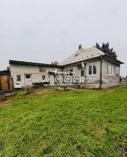 Predaj rodinného domu, Seredská, Seredská, Hlohovec - Rodinný dom na Seredskej ulici v Hlohovci so staršou strechou, záhradou a omietkou.