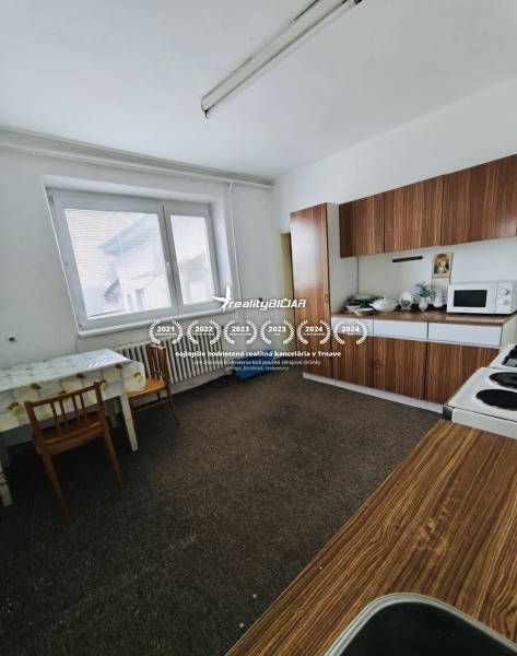 Predaj rodinného domu, Seredská, Seredská, Hlohovec - Kuchyňa v rodinnom dome s nábytkom v drevenom dekore a pokojnou atmosférou.