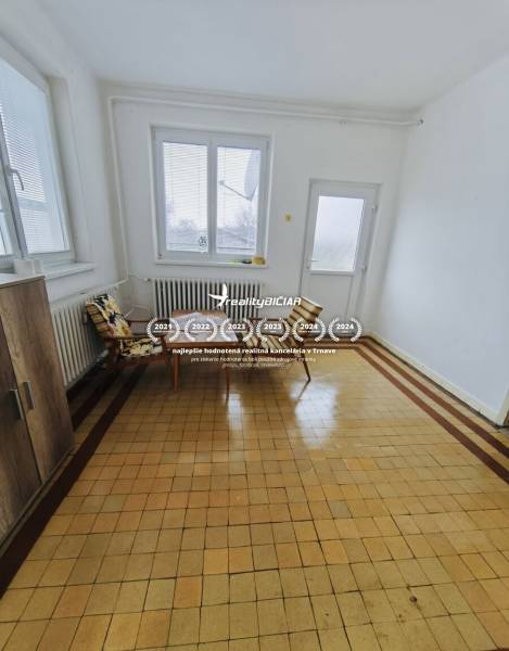 Predaj rodinného domu, Seredská, Seredská, Hlohovec - Priestranná miestnosť s oknami, kreslami a dlažbou v rodinnom dome.