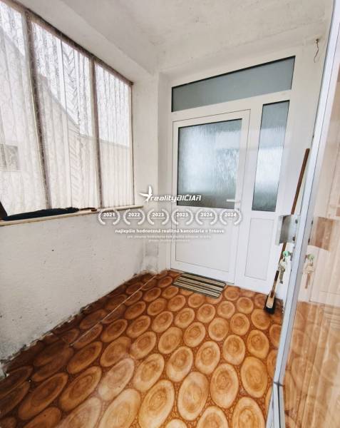 Predaj rodinného domu, Seredská, Seredská, Hlohovec - Interiér rodinného domu s podlahou s dreveným dekorom a presklenými dverami.