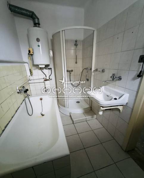 Predaj rodinného domu, Seredská, Seredská, Hlohovec - Kúpeľňa v rodinnom dome obsahuje vaňu, sprchový kút, umývadlo a bojler.