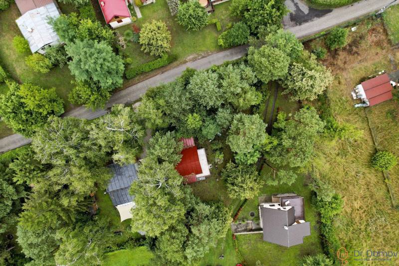 NA PREDAJ CHATA V REKREAČNEJ OBLASTI RUDAVA, OBEC MALÉ LEVÁRE - Letecký pohľad na chaty v Malých Levároch obklopené zeleňou a stromami.