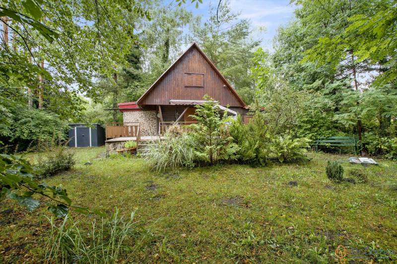 NA PREDAJ CHATA V REKREAČNEJ OBLASTI RUDAVA, OBEC MALÉ LEVÁRE - Chata v Malých Levároch s dreveným obkladom, obklopená bujnou zeleňou a trávnikom.