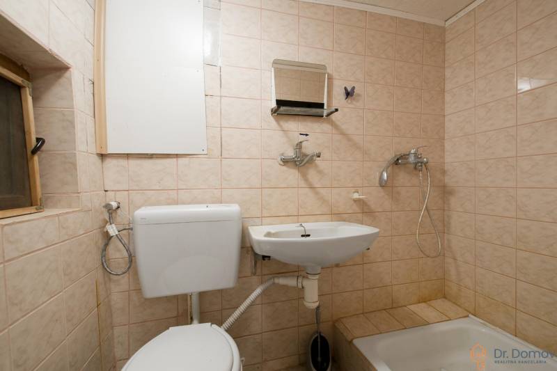 NA PREDAJ CHATA V REKREAČNEJ OBLASTI RUDAVA, OBEC MALÉ LEVÁRE - Kúpeľňa v chate s umývadlom, sprchou a toaletou.