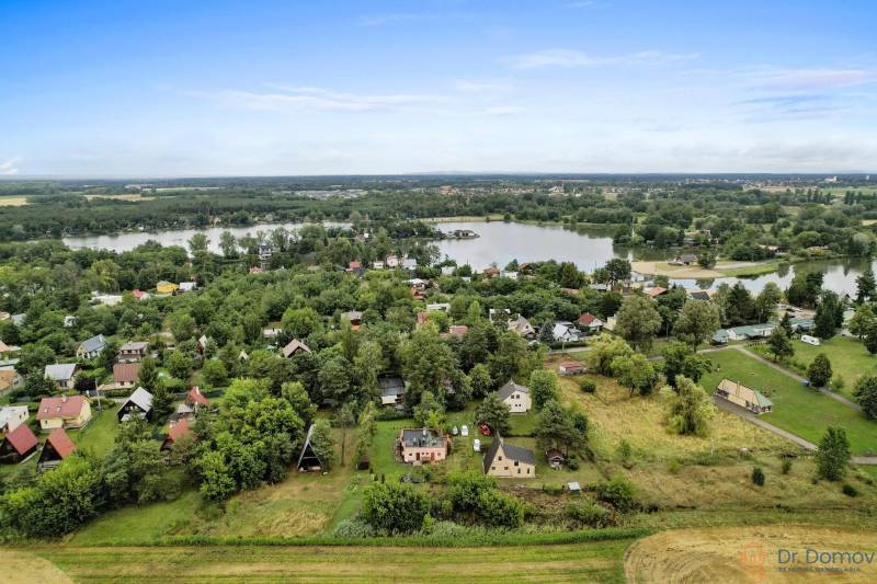 NA PREDAJ CHATA V REKREAČNEJ OBLASTI RUDAVA, OBEC MALÉ LEVÁRE - Chaty v Malých Levároch obklopené zeleňou a priľahlými jazerami, ideálne na oddych.