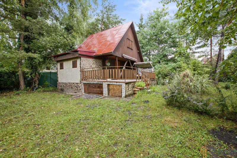 NA PREDAJ CHATA V REKREAČNEJ OBLASTI RUDAVA, OBEC MALÉ LEVÁRE - Chata v Malých Levároch s kamennými múrmi, dreveným podkrovím a zeleňou okolo.