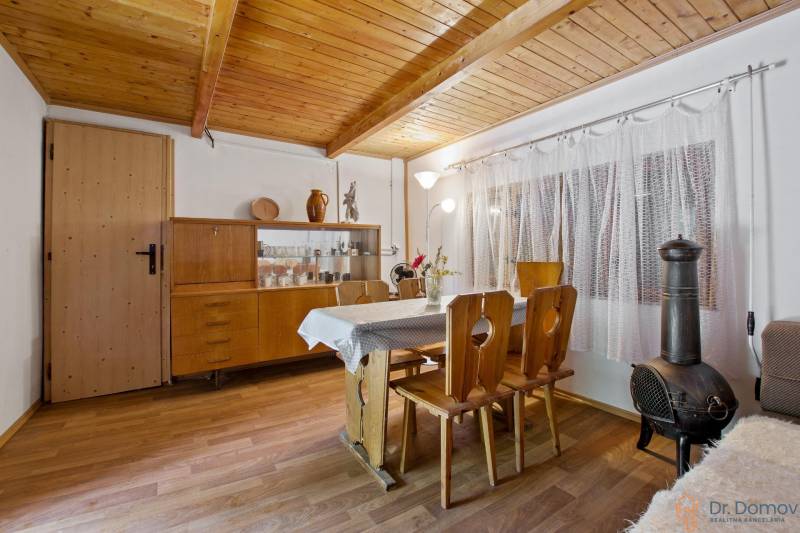 NA PREDAJ CHATA V REKREAČNEJ OBLASTI RUDAVA, OBEC MALÉ LEVÁRE - Interiér chaty s drevenými stropmi, podlahou s dreveným dekorom a starožitným nábytkom.