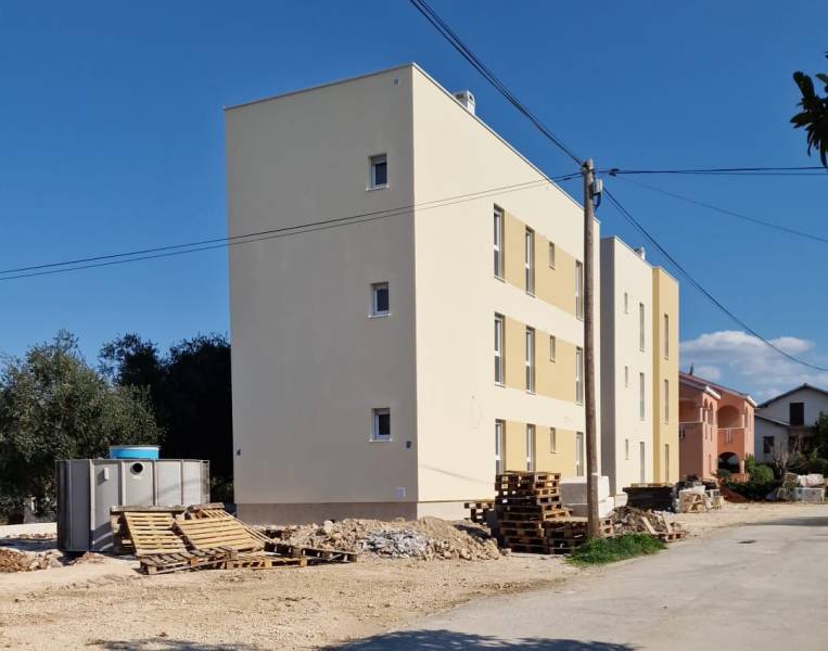 CHORVÁTSKO - Novostavba 80 m od mora - SUKOŠAN - Novostavba pred dokončením v meste Sukošan pripravená na nové bytové jednotky.