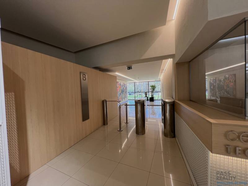 PRENÁJOM exkluzívnych priestorov 318 m2 TECHNOPOL, Kutlíkova ul. - V interiéri obchodných priestorov sú turnikety a podlahy s dreveným dekorom.