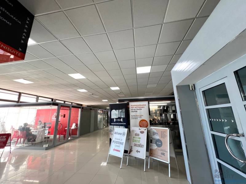 PRENÁJOM exkluzívnych priestorov 318 m2 TECHNOPOL, Kutlíkova ul. - Interiér obchodných priestorov s kanceláriami a informačnými tabuľami.