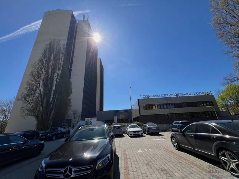 PRENÁJOM exkluzívnych priestorov 318 m2 TECHNOPOL, Kutlíkova ul. - Parkovanie pred obchodnými priestormi na Kutlíkovej ulici v Bratislave - Lúky.