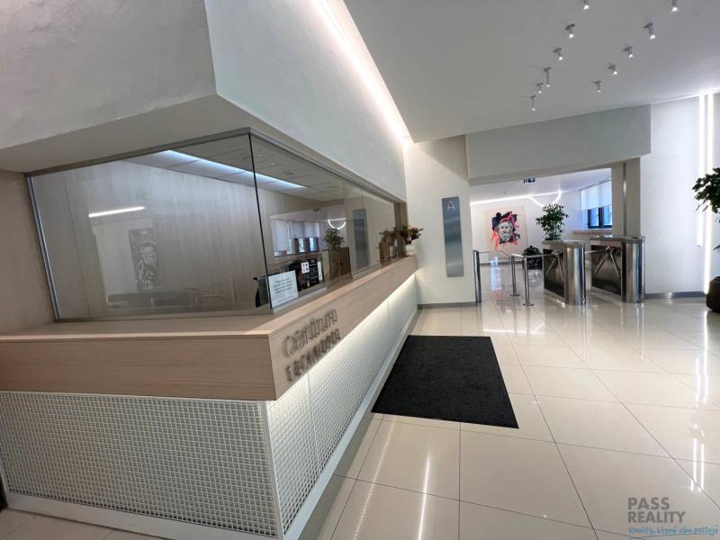 PRENÁJOM exkluzívnych priestorov 318 m2 TECHNOPOL, Kutlíkova ul. - Recepcia v obchodných priestoroch s bielymi stenami a lesklou podlahou.