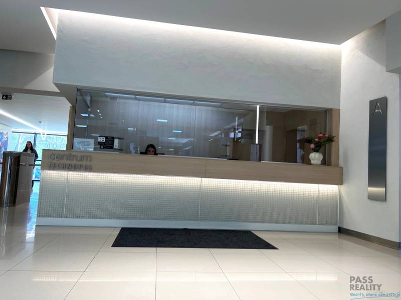 PRENÁJOM exkluzívnych priestorov 318 m2 TECHNOPOL, Kutlíkova ul. - Recepcia v obchodných priestoroch v Bratislave so skleneným a dreveným dekorom.